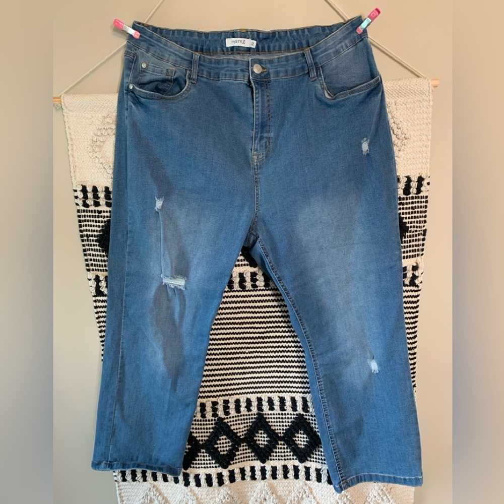 4/40$ Straight leg distressed jeans